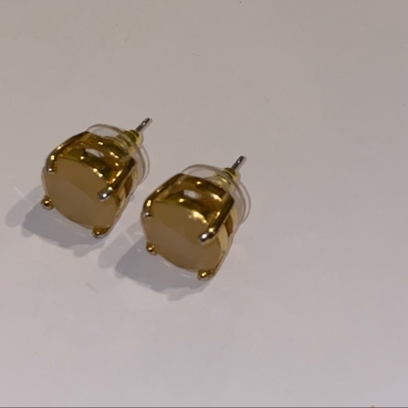 Cream/peach Kate side earrings - Picture 3 of 5